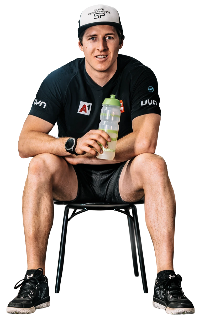 Skirennläufer Raphael Haaser entspannt bei der Regeneration mit dem Super Performance Vitalgetränk