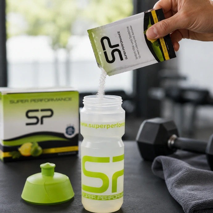 Super Performance Getränkepulver wird im Wasser aufgelöst für die optimale Dosierung als Sport- oder Vitalgetränk