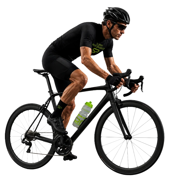 Rennradfahrer trinkt Super Performance Sportgetränk während des Trainings als Durstlöscher